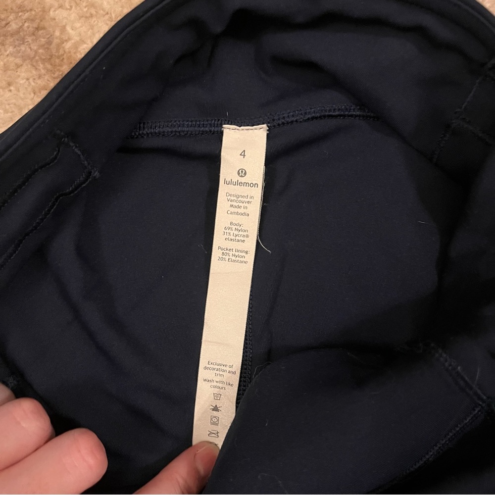 Lululemon navy blue cropped leggings with pockets